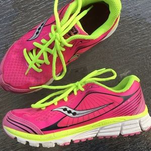 girls SAUCONY kinvara sneakers gym shoes 3 W